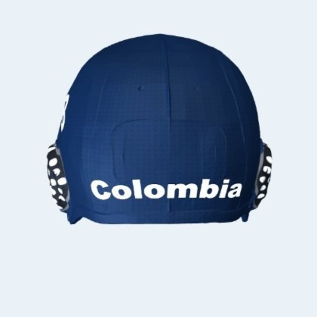 Vista trasera del gorro de rugby subacuático con el nombre del equipo (Colombia) y las dos orejeras protectoras